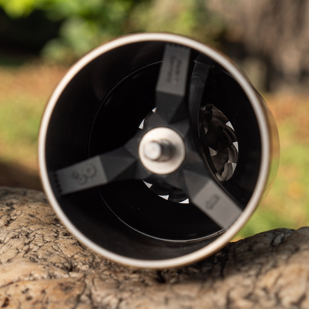 Comandante C40 MK4 Nitro Blade Liquid Amber, Blick von unten auf das Mahlwerk – Coffee Coaching Club 19