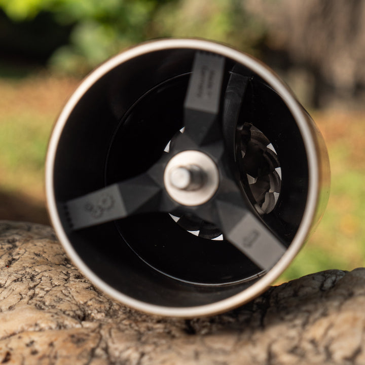 Comandante C40 MK4 Nitro Blade Liquid Amber, Blick von unten auf das Mahlwerk – Coffee Coaching Club 19