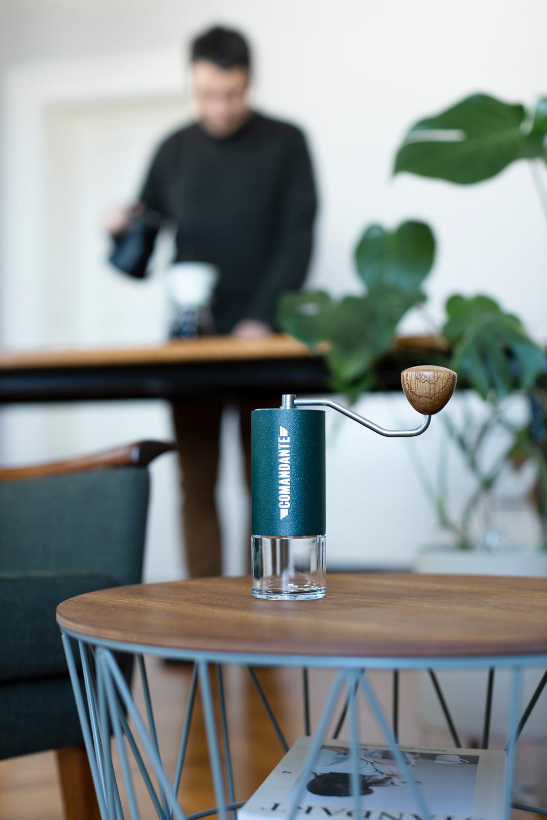 Comandante C40 MK4 Nitro Blade Racing Green auf einem Beistelltisch – Coffee Coaching Club 23