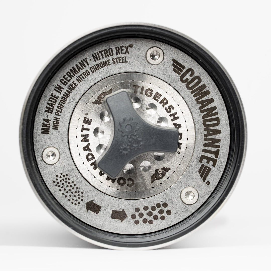 Comandante C40 MK4 Lab Series Tigershark Unterseite mit Mahlgradrad und Gravur – Coffee Coaching Club 8