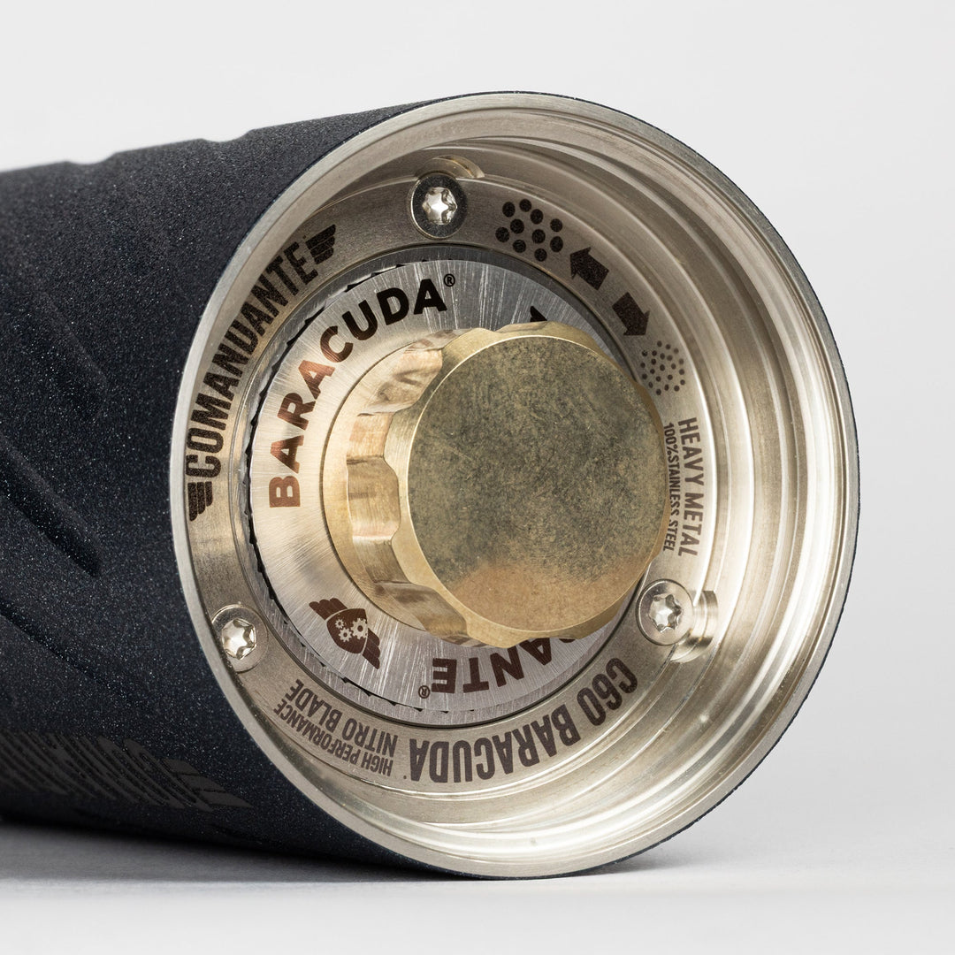 Comandante C60 Baracuda Nautilus Blue Unterseite mit Gold-Clix-Einstellrad aus Messing – Coffee Coaching Club 12