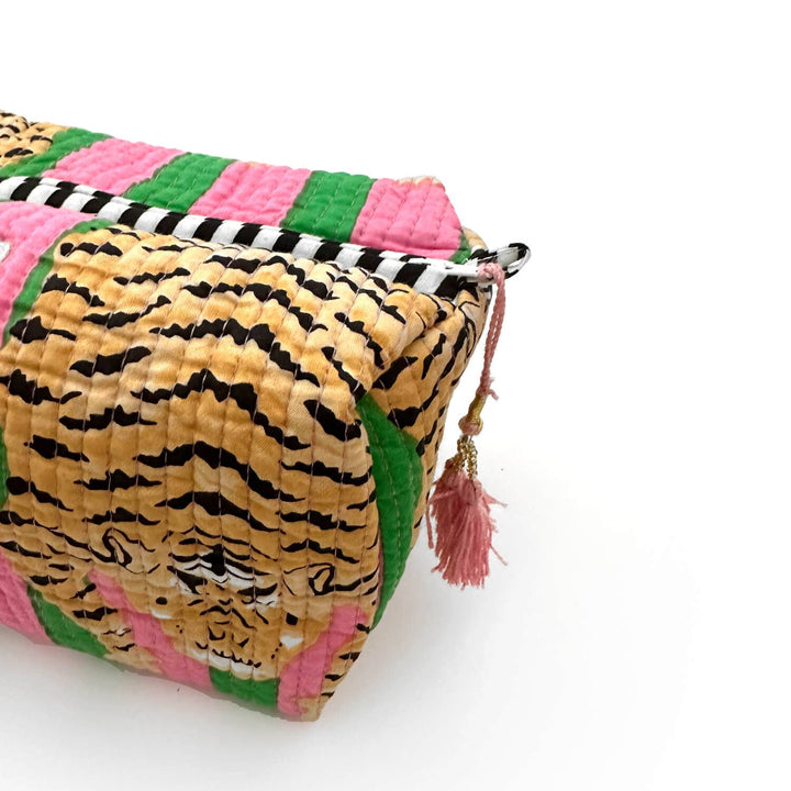 Bolsa de cosmética Kikooni Poppy Tiger Candy, detalhe com borla rosa – Coffee Coaching Club 5
