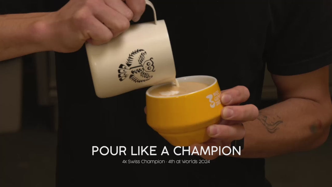 Dario Pieber Latte Art Milch Pitcher Vanilla White beim Giessen von Latte Art – Coffee Coaching Club 21
