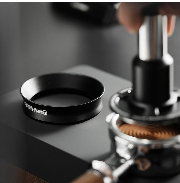 Anneau de dosage magnétique MHW-3BOMBER 58 mm avec tamper et porte-filtre sur le bar à café