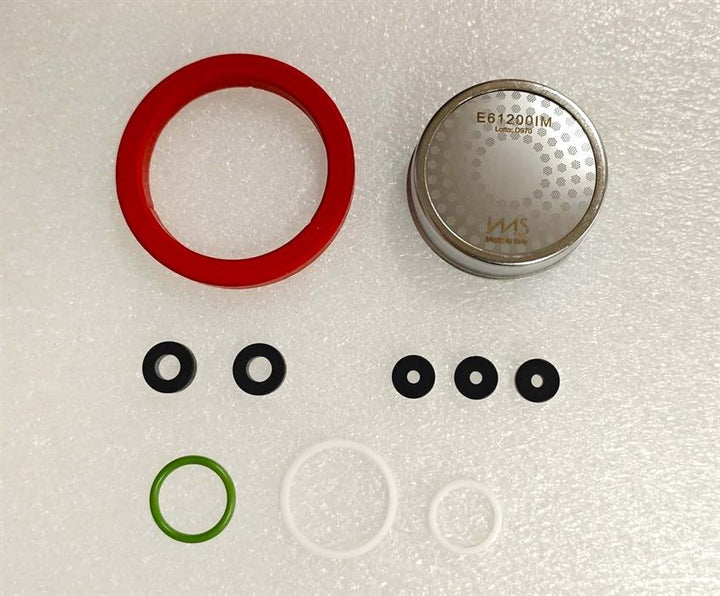 Kit di guarnizioni Bezzera gruppo E61 – componenti disposti: guarnizione testata gruppo in silicone rosso, doccetta IMS, guarnizioni e O-ring