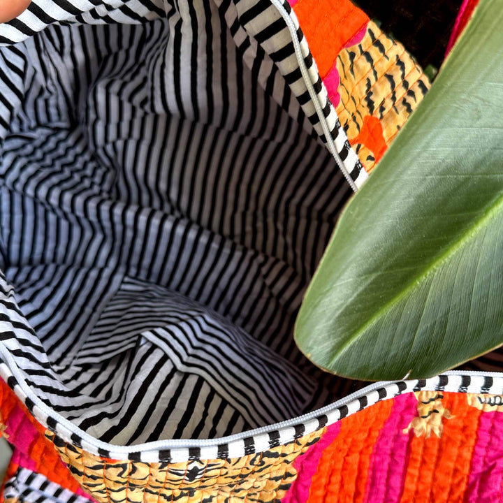 Kikooni Baumwolltasche Poppy Tiger Innenansicht mit schwarz-weiss gestreiftem Futter – Coffee Coaching Club 5