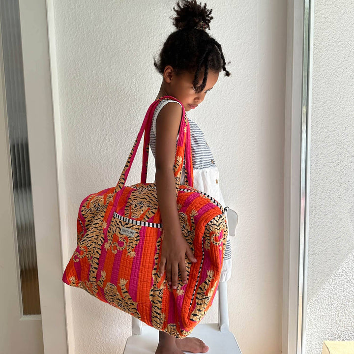 Kikooni Baumwolltasche Poppy Tiger über der Schulter getragen – Coffee Coaching Club 2