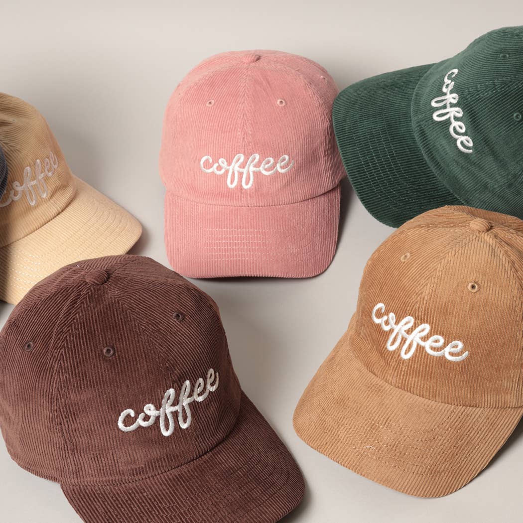 Cinco gorras de pana con bordado «coffee» en tan, marrón oscuro, rosa, verde oscuro y beige, una junto a otra