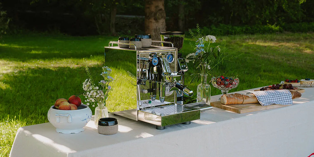 ECM Classika III sur une table de brunch au jardin – Coffee Coaching Club 10