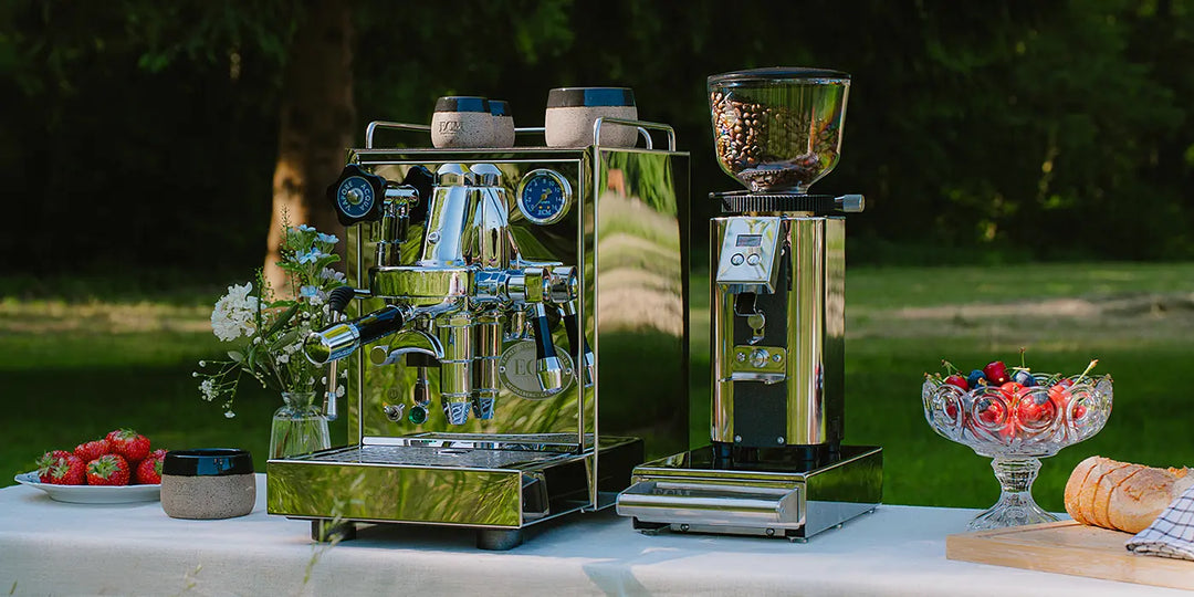 ECM Classika III avec moulin sur une table de jardin dressée – Coffee Coaching Club 9
