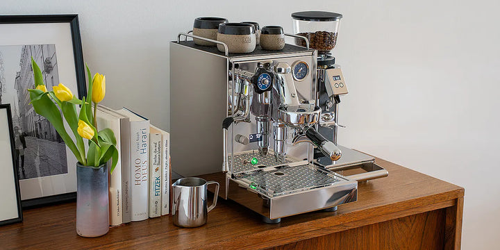 ECM Classika III avec moulin à espresso sur un buffet en bois – Coffee Coaching Club 6