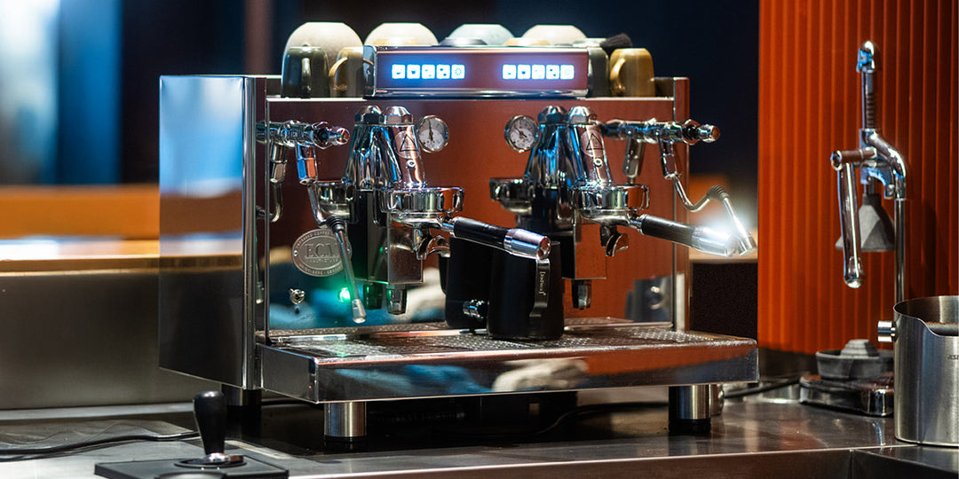 ECM Elektronika Profi Due auf der Café-Theke mit beleuchtetem Bedienfeld – Coffee Coaching Club 2