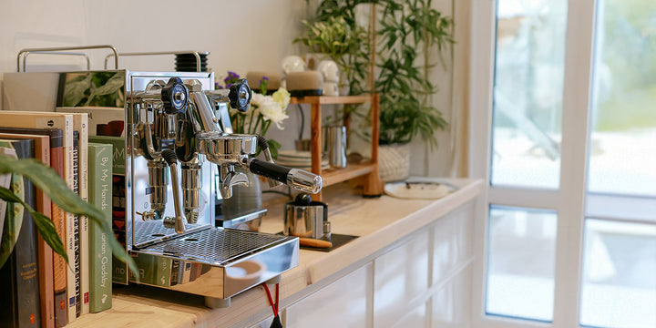 ECM Mechanika VI Slim PID Chrom mit Espressomühle auf der Küchentheke – Coffee Coaching Club 6