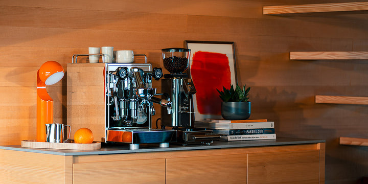 ECM Mechanika VI Slim PID Chrom mit Espressomühle vor Holzwand – Coffee Coaching Club 7