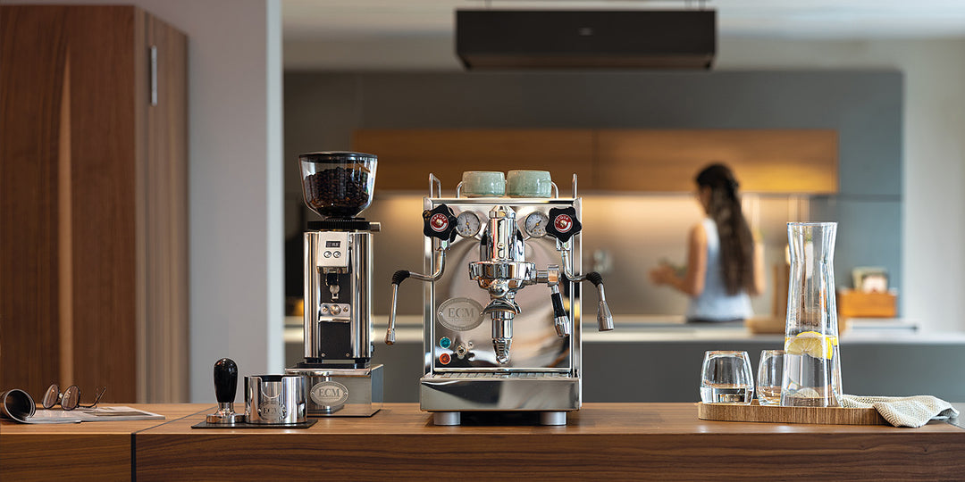 ECM Mechanika VI Slim mit Espressomühle auf der Küchentheke – Coffee Coaching Club 5