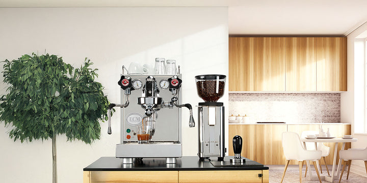 ECM Mechanika VI Slim neben Espressomühle im Wohnraum – Coffee Coaching Club 6