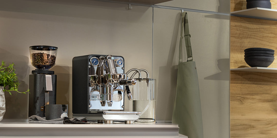 ECM Puristika in der Küche neben einer Kaffeemühle – Coffee Coaching Club 6