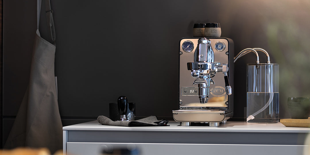 ECM Puristika auf der Küchentheke mit Glas-Wasserbehälter – Coffee Coaching Club 8