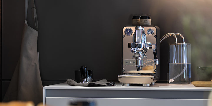 ECM Puristika auf der Küchentheke mit Glas-Wasserbehälter – Coffee Coaching Club 8