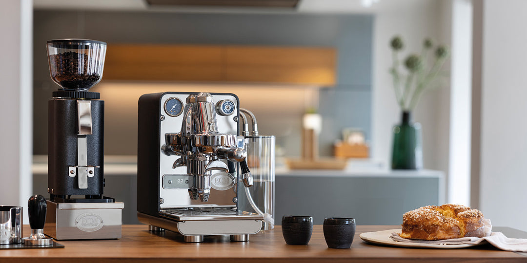 ECM Puristika auf dem Tisch mit Kaffeemühle und Tassen – Coffee Coaching Club 7