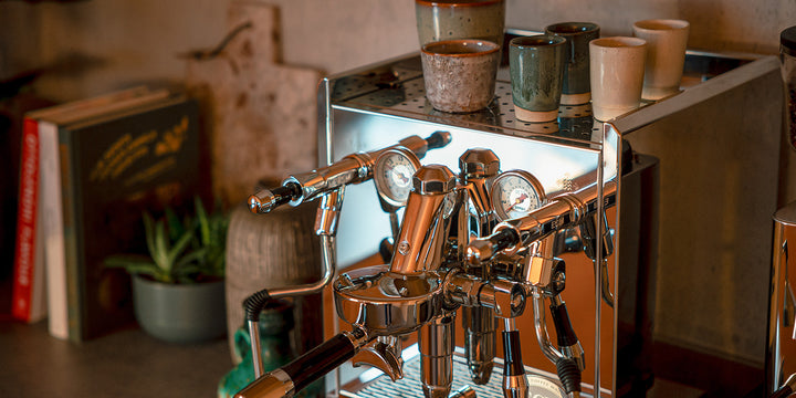ECM Synchronika II Brühgruppe, Manometer und Kippventile mit Tassen auf der Tassenablage – Coffee Coaching Club 5