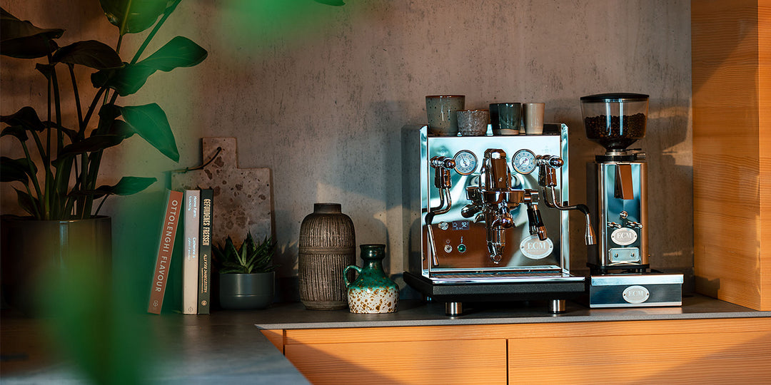 ECM Synchronika II Edelstahl in der Kaffeeecke neben einer Espressomühle – Coffee Coaching Club 4