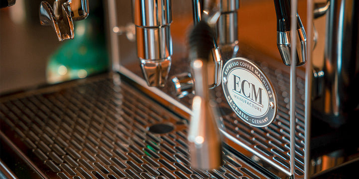 ECM Synchronika II Tropfblech und ECM-Emblem im Detail – Coffee Coaching Club 6