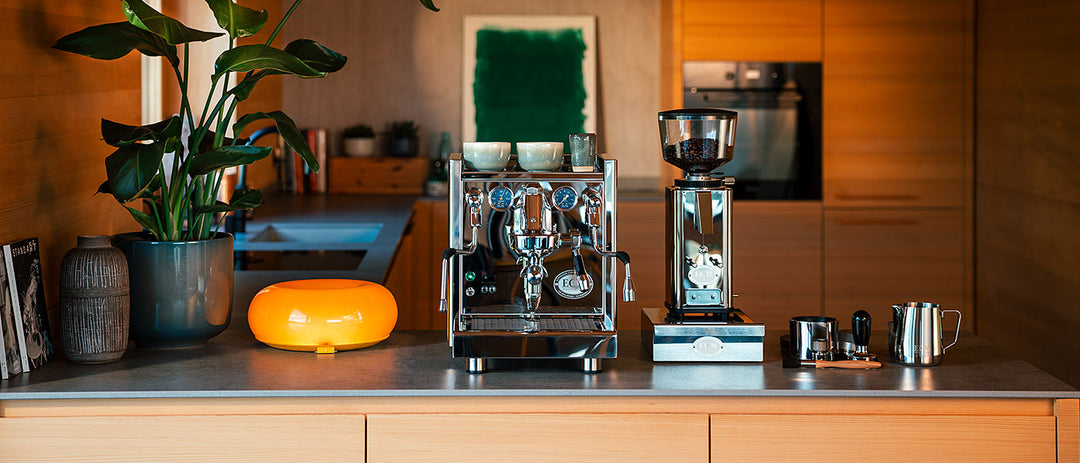 ECM Technika VI in cucina accanto a un macinacaffè per espresso – Coffee Coaching Club 7
