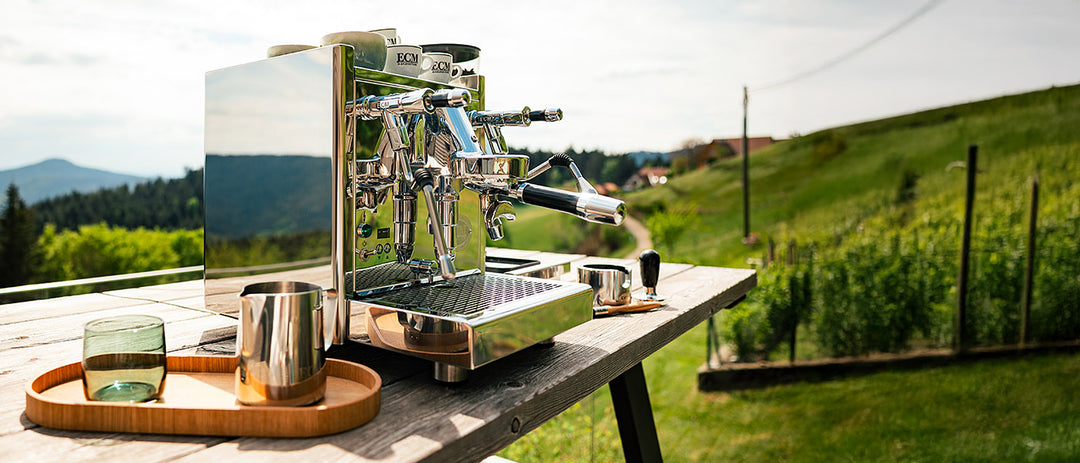 ECM Technika VI con lattiera su un tavolo di legno all&
