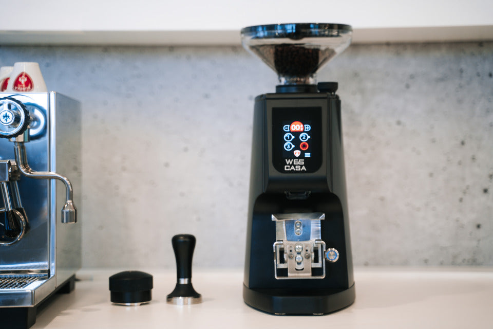 Eureka Atom W 65 Casa Frontansicht mit Tamper auf der Theke – Coffee Coaching Club 10
