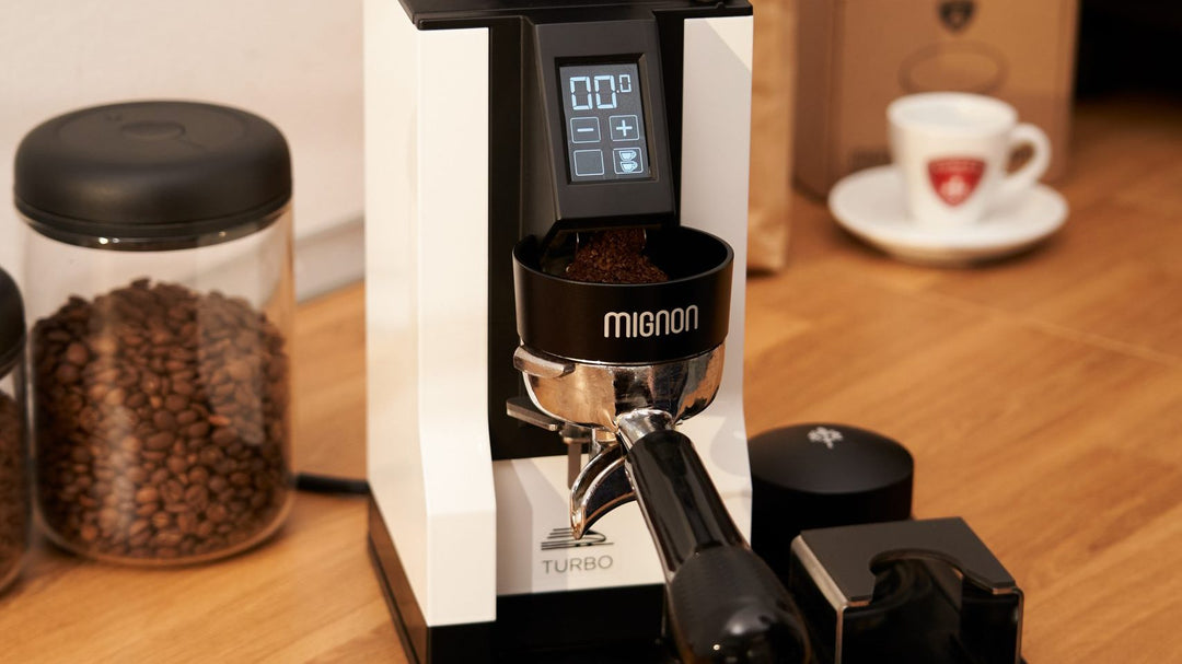 Eureka Mignon Dosiertrichter Schwarz mit Mahlgut unter der Mignon Turbo – Coffee Coaching Club 9