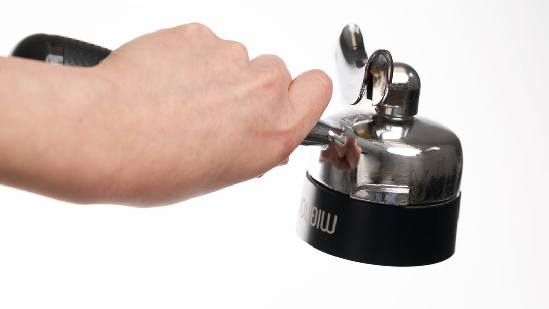 Eureka Mignon Dosiertrichter Schwarz kopfüber am Siebträger gehalten – Coffee Coaching Club 8