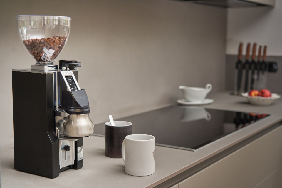 Eureka Mignon Libra 65 All Purpose Schwarz mit Becher in der Gabel in der Küche – Coffee Coaching Club 23