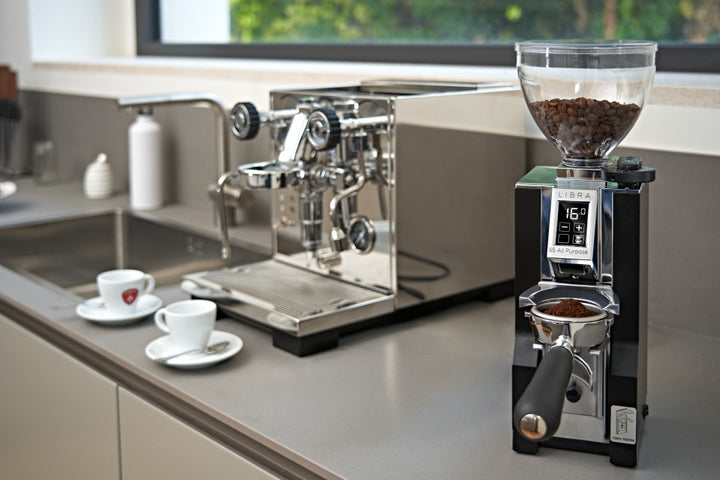 Eureka Mignon Libra 65 All Purpose Schwarz mit Siebträger neben Espressomaschine – Coffee Coaching Club 22