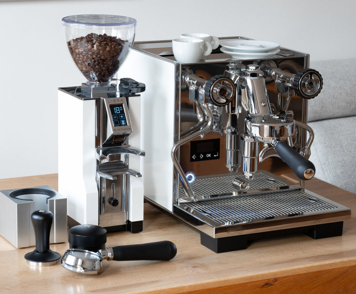 Eureka Mignon Libra 65 All Purpose Weiss neben Espressomaschine mit Tamper – Coffee Coaching Club 24