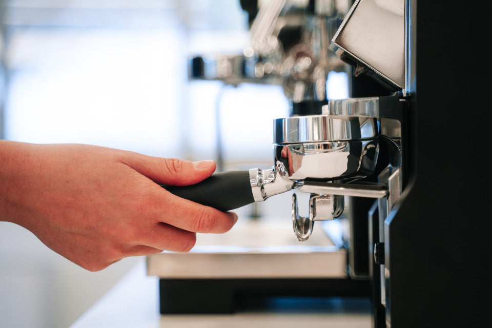 Eureka Mignon Libra Siebträger wird in die Gabel eingesetzt – Coffee Coaching Club 7