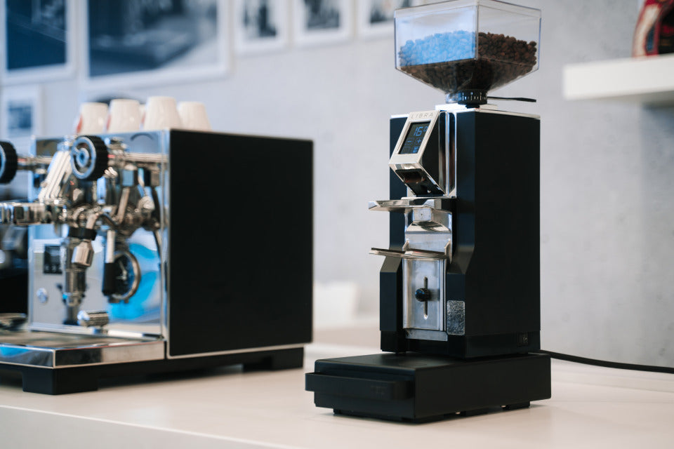 Eureka Mignon Libra Schwarz neben einer Espressomaschine – Coffee Coaching Club 8
