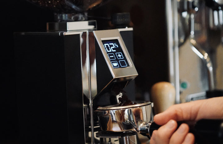 Eureka Mignon Oro Stark Schwarz Matt beim Mahlen in den Siebträger – Coffee Coaching Club 2