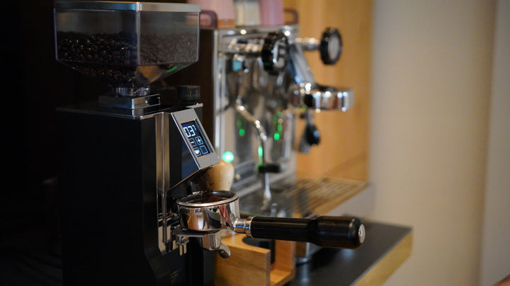 Eureka Mignon Oro Stark Schwarz Matt neben einer Siebträgermaschine – Coffee Coaching Club 7