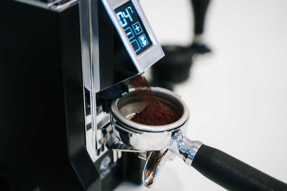 Eureka Mignon Specialità Siebträger in der Hands-free-Gabel – Coffee Coaching Club 21