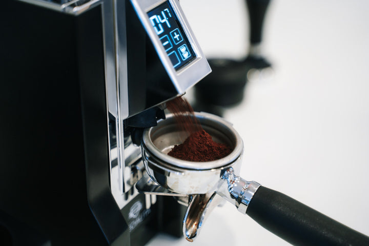 Eureka Mignon Specialità Siebträger in der Hands-free-Gabel – Coffee Coaching Club 21