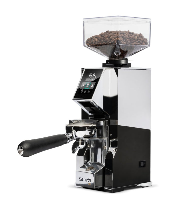 Eureka Mignon Stark W Chrom mit Siebträger in der Gabel – Coffee Coaching Club 17
