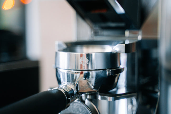 Eureka Mignon Stark W Dosiertrichter auf dem Siebträger – Coffee Coaching Club 27