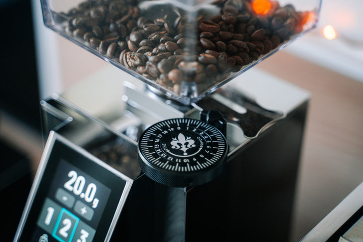 Eureka Mignon Stark W King Size Grind Dial unter dem Bohnenbehälter – Coffee Coaching Club 25