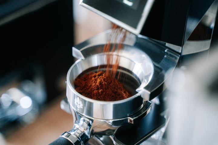 Eureka Mignon Stark W mahlt Kaffee in den Siebträger – Coffee Coaching Club 19