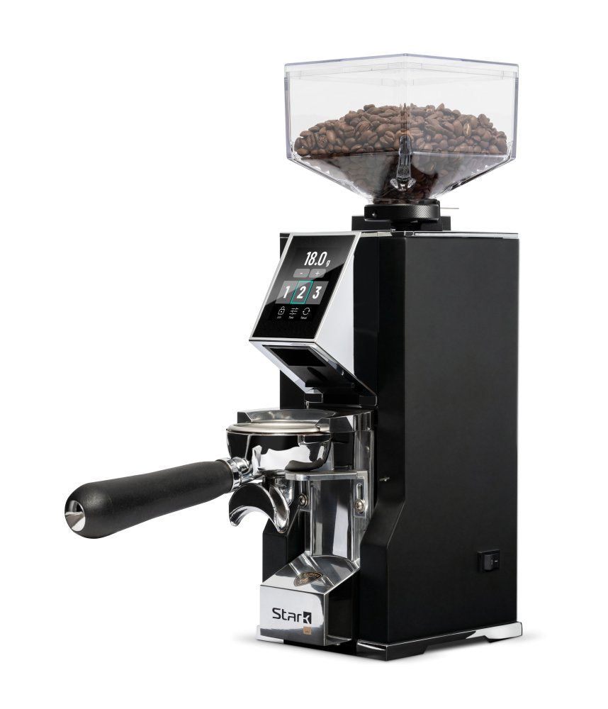 Eureka Mignon Stark W Schwarz Matt mit Siebträger in der Gabel – Coffee Coaching Club 16