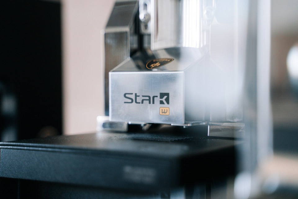 Eureka Mignon Stark W Basis mit Stark-Logo, Detail – Coffee Coaching Club 20