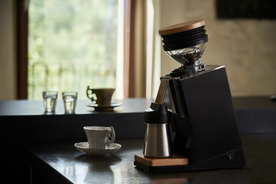 Eureka Oro Single Dose Pro Schwarz mit Dosierbecher in der Kaffeebar – Coffee Coaching Club 14