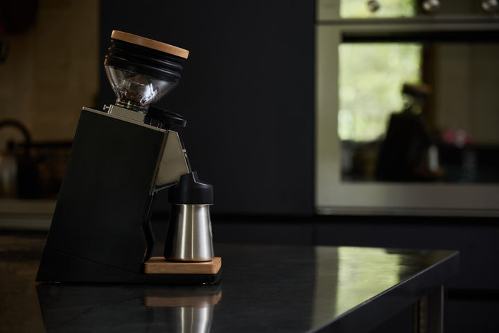 Eureka Oro Single Dose Pro Schwarz auf der Küchentheke – Coffee Coaching Club 10