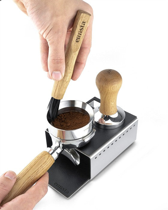 Eurista Tampingstation – Aufsicht mit Barista-Werkzeugen – Coffee Coaching Club